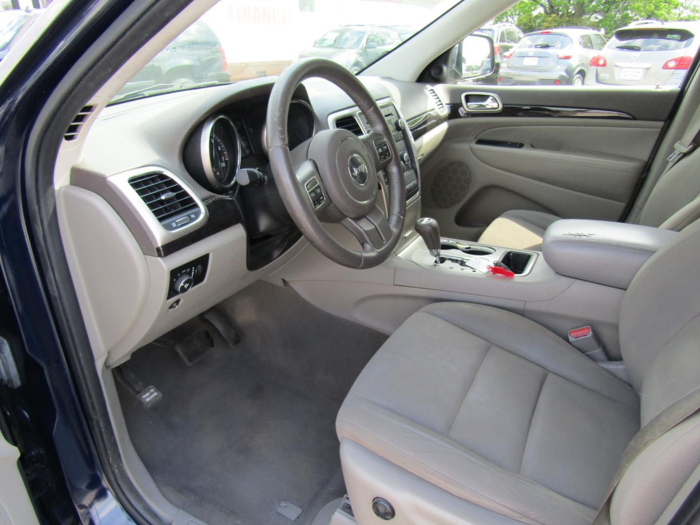 2013 Blue /Tan Jeep Grand Cherokee Laredo 2WD (1C4RJEAG1DC) with an 3.6L V6 DOHC 24V engine, Automatic transmission, located at 15016 S Hwy 231, Midland City, AL, 36350, (334) 983-3001, 31.306210, -85.495277 - Photo#3